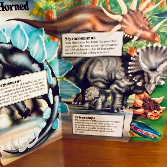 🌟HP🌟VTG Dinosaurs At Your Fingertips Board Book - Picture 2 of 4